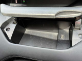 運転席の前にも嬉しいアッパーボックスがあります!小物を収納できるのはもちろん、USB電源ソケット付きなので運転しながらスマートフォンの充電ができちゃいます!