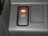 【シートヒーター搭載】シートを温めてくれる暖房機器です!長時間座っていると負担が掛かりやすい背中や腰、または冬場の寒い日に冷えやすい脚部に快適なぬくもりを♪