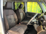 運転席まわりには十分なスペースがあり、大柄な方でもゆったり運転していただける環境です。