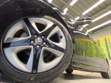 【純正17インチアルミホイール】外観にマッチした純正アルミホイールを装着しております。各種社外アルミホイールや、スタッドレスタイヤも取扱いしております。是非ご相談ください♪