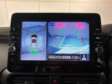 アラウンドビューモニターは真上から見下ろした様に車の周囲を表示することで、駐車時の安全性と利便性を高めます。