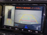後方の見える安心をお届けするバックガイドモニター付:バックするときのアシストラインもあって楽々バック!車庫入れや縦列駐車をサポートし、苦手な駐車も安心です!今やもう手放せない装備ですネ♪