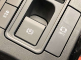 HOLD機能付きの電動パーキングブレーキ。HOLD機能を使用すると、信号待ちなどでフットブレーキから足を放しても、車は動かずそのまま停車してくれます。ドライブなど足が疲れた時には便利な機能です。
