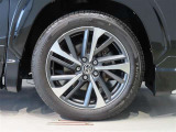 純正のアルミホイール装着車です。タイヤサイズは225/50R18です。