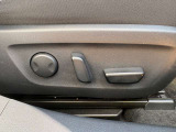 運転席は10Wayの電動シートになっています。ドライバーの体格に合わせたドライビングポジションを設定出来ます。また、2人分のポジションをメモリー出来るのでいつでも自分のポジションに戻せます♪