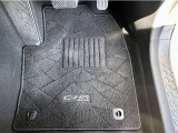 運転席フロアマットは使用感はありますが破れやほつれはありません。