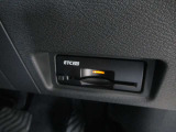 ■高速道路の料金所もノンストレスでスムーズに通過できるETC。スマートなビルトインタイプ!【ETC2.0搭載】※別途登録料がかかります。