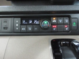 オートエアコンは操作が楽々♪フロント左右シートヒーターも装備しています。USBジャック付きです。
