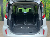 普段のお買い物や通勤、送迎等に十分な荷室スペースを確保しております。セカンドシートを倒すと、大きな荷物の積載も可能です♪