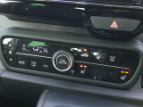 オートエアコンタイプなので細かい操作なしで快適温度に調整してくれます。シートヒーター付きで、冷えた車内でもスイッチを押せば数秒でシートがあたたかくなります。