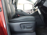 パワーシート搭載。微妙な調整が手軽にでき、ピッタリなポジションで運転することが可能です。