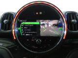 バックカメラ&前後方パークセンサーはリバースシフトに連動し、ナビゲーションモニター上へ切り替わります。前後方部死角にある障害物等を検知すると警告音で知らせてくれます。