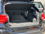 開口部が低く設定されているので、荷物の積み下ろしがスムーズに行えます。更に分割可倒式リアシートの採用でシートのバックレストを倒すと、大きく長い荷物も積み込めます。