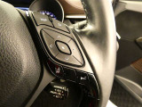 【ステアリングスイッチ】・・・マルチインフォメーションの表示切替スイッチをステアリングに設定。 ステアリングから手を離さずに操作でき、運転に集中できます。
