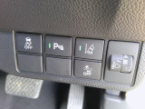 パーキングセンサーや横滑りを防ぐVSA等のスイッチ類は運転席の右側、手の届きやすい位置にあります。
