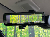 【デジタルルームミラー】後席の大きな荷物や同乗者で後方が確認しづらい時でも安心!カメラが撮影した車両後方の映像をルームミラー内に表示。クリアな視界で状況の確認が可能です!