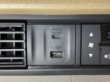 エアコン操作パネルの左側に、スマートフォンなどの充電可能なUSB端子と、音源などの外部入力の可能なUSB端子がついています。移動中に充電もできるので便利です。