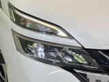 【LEDヘッドライト】悪天候や夜間走行時も良好な視界を確保し安心して運転できる高輝度LEDヘッドライトを装備!点灯速度が早く、消費電力も抑えられています。