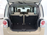 後部座席を倒せば大きな荷物も楽に積めます。