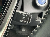 クルーズコントロール機能が付いています。 速度を設定するとアクセルを踏まなくても一定の速度で走ることができます。  高速道路ではとても便利な装置なんです。