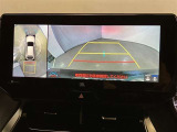【パノラミックビューモニター】映像で、見づらい車両周辺の確認をアシスト。クルマを真上から見ているような映像を表示。 運転席から確認しにくい車両周囲の状況を把握。