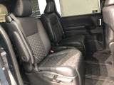 【後部座席】も当然、綺麗・清潔に仕上げております。内装の綺麗なお車は気持ちが良いですし、コンディションのいい車が多いです。これもオススメの1台です。
