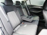 後部座席も広々スペースです。大きな座面でリクライニング無しでもゆったりロングドライブをお楽しみいただけます。