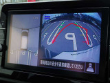 【アラウンドビューモニター&バックモニター】クルマを真上から見下ろしているかのような映像が表示され、周囲の状況がひと目で把握できるので、安心してスマートに駐車できます。駐車が苦手な方にオススメです!