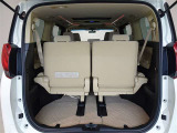 8人乗車時でも十分なスペースのトランクルームです。