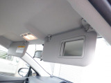 運転席側には簡易的な身だしなみチェックができるバニティミラー付きです☆
