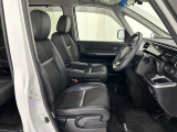 【運転席&助手席】運転席にはハイトアジャスタ機能付きで運転姿勢もバッチリ!ロングドライブでも疲れにくいシートです。