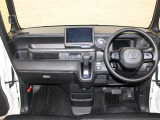 操作性に優れた運転席となります!小物入れや各ボタンの配置にこだわり、使いやすいです!座り心地もよく視認性も良好なのでロングドライブもお任せ下さい!