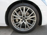 全車両に標準装備の純正アルミホイールは、純正ならではのバランスの良いデザインと、走行安定性をお楽しみ頂けます。