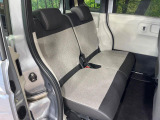 後部座席も気になるようなキズ・汚れやへたり等、大きなダメージはなく、良好な状態です。