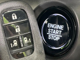 【Hondaスマートキー】カバンやポケットに入れたままでもドアの施錠・解錠が可能なスマートキーを装備。エンジンのオン・オフ時もカギを取り出す必要が無いからとっても便利です♪
