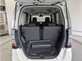 とても広々、大きな開口部の荷室スペースですね。 開口部広々だから、大きな荷物も楽々収納出来ちゃいますね。 荷物スペースは広いほうがいいですよね。