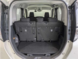 とても広々、大きな開口部の荷室スペースですね。 開口部広々だから、大きな荷物も楽々収納出来ちゃいますね。 荷物スペースは広いほうがいいですよね。