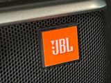 【JBLサウンドシステム】メーカーオプションの高品位サウンドシステムを搭載。専用のチューニングが施された大小様々なスピーカーから良質なサウンドが奏でられます。