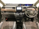 車内は光触媒抗菌消臭施工済です。スタイリッシュなデザインで暖かみのあるインパネ周りを演出します。グローブボックスやカップホルダーのほかにトレーなどたくさんの収納スペースが装備されています。