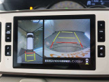 パノラミックビューモニター付きです。車両を上から見たような映像をモニター画面に表示。運転席からの目視では見にくい、車両周辺の状況をリアルタイムでしっかり確認できます。