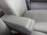 運転席と助手席の間には「ひじ置き」も付いているのでリラックスして運転が出来そうですね!安全運転はお忘れなく!