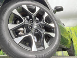 【純正アルミホイール】外観にマッチした純正アルミホイールを装着しております。各種社外アルミホイールや、スタッドレスタイヤも取扱いしております。是非ご相談ください♪