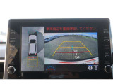 パノラミックビューモニター付きです。車両を上から見たような映像をディスプレイオーディオ画面に表示。運転席からの目視だけでは見にくい、車両周辺の状況をリアルタイムでしっかり確認できます。