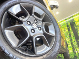 【純正16インチアルミホイール】外観にマッチした純正アルミホイールを装着しております。各種社外アルミホイールや、スタッドレスタイヤも取扱いしております。是非ご相談ください♪
