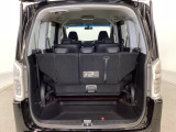 トランクの床は底が深く大きな収納スペースがあり、3列目シートはそこに収納できるようになっています。開口部も広く荷物の積み下ろしもしやすいお車となっております。