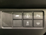 ハンドルの右側にHondaセンシング用のメインスイッチとパワーテールゲートスイッチがついています。パワーテールゲートスイッチは車内からでもテールゲートの開け閉めを電動でできます。