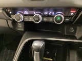 オートエアコンがついてます。左右独立で温度設定のできるデュアルオートエアコンです。パネル内のシートヒータースイッチは前席の左右別々に3段階で温度設定ができます。