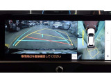 車を上から見下ろした視点で駐車をサポートするパノラマビューを搭載。運転席から確認しにくい車両周囲の状況を確認できます。