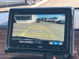 後退時に車両の後ろ側をモニター画面に表示します。車庫入れが苦手な人もこれで安心♪