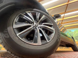【純正18インチアルミホイール】外観にマッチした純正アルミホイールを装着しております。各種社外アルミホイールや、スタッドレスタイヤも取扱いしております。是非ご相談ください♪